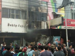 Kebakaran di toko material Tunggal Jaya, Jalan Sekip, Selasa (4/2/2020).