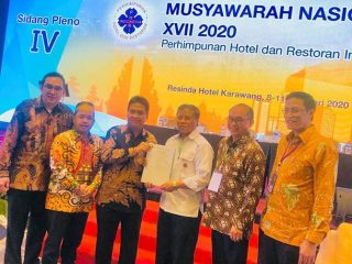Pimpinan sidang pleno keempat Munas PHRI ke XVII menyerahkan mandat kepada Hariyadi Sukamdani (dua kiri) yang terpilih lagi menjadi ketua umum BPP PHRI.