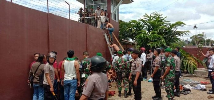 Suasana evakuasi tahanan dari Rutan Klas II Kabanjahe, Rabu (12/2/2020).