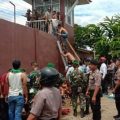 Suasana evakuasi tahanan dari Rutan Klas II Kabanjahe, Rabu (12/2/2020).