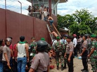 Suasana evakuasi tahanan dari Rutan Klas II Kabanjahe, Rabu (12/2/2020).