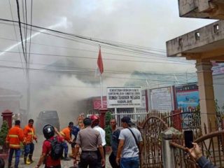 Suasana kebakaran yang melanda Rutan Klas II Kabanjahe, Rabu (12/2/2020)