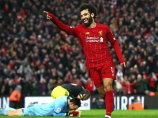 Striker Liverpool, Mohammed Salah saat merayakan gol keduanya ke gawang Southampton.