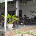 Suasana luar Tamoe Coffee and Resto di Jalan Kartini Medan. Gerai kopi ini menawarkan konsep industri minimalis dan outdoor untuk pasar anak-anak muda. (kaldera/zulfithri)