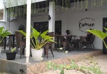 Suasana luar Tamoe Coffee and Resto di Jalan Kartini Medan. Gerai kopi ini menawarkan konsep industri minimalis dan outdoor untuk pasar anak-anak muda. (kaldera/zulfithri)