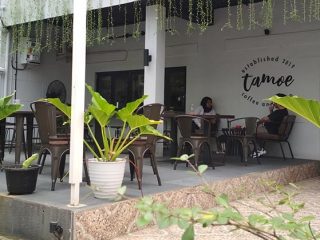 Suasana luar Tamoe Coffee and Resto di Jalan Kartini Medan. Gerai kopi ini menawarkan konsep industri minimalis dan outdoor untuk pasar anak-anak muda. (kaldera/zulfithri)