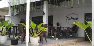 Suasana luar Tamoe Coffee and Resto di Jalan Kartini Medan. Gerai kopi ini menawarkan konsep industri minimalis dan outdoor untuk pasar anak-anak muda. (kaldera/zulfithri)