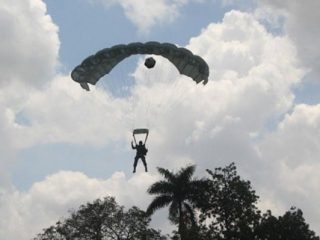 Sebanyak 21 Prajurit TNI AU terjun payung freefall dalam acara Soewondo Air Force Base Open Day 2020  dalam rangka HUT TNI AU ke 74 yang dilaksanakan di Pangkalan Udara Soewondo,Medan.