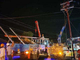Tim teknis PLN dari Panyabungan dan Padangsidimpuan bekerja hingga Minggu malam memulihkan gangguan listrik yang terjadi akibat tumbangnya tiga tiang listrik di Desa Sayur Matinggi, Tapanuli Selatan, akibat puting beliung. Kondisi kelistrikan baru pulih MInggu malam sekira pk.22.00.