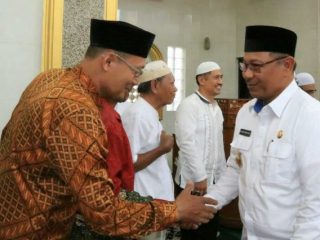 Plt Walikota Medan Akhyar Nasution saat Safari Jumat di Masjid Darul Jalal, Jalan Taud /Jalan Sukaria No 29 Kelurahan Sidorejo Kecamatan Medan Tembung.