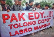 Aksi unjuk rasa dilakukan beberapa mahasiswa didepan Kantor Gubernur Sumatera Utara, Kamis (5/3/2020).