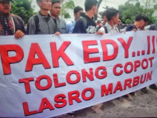 Aksi unjuk rasa dilakukan beberapa mahasiswa didepan Kantor Gubernur Sumatera Utara, Kamis (5/3/2020).