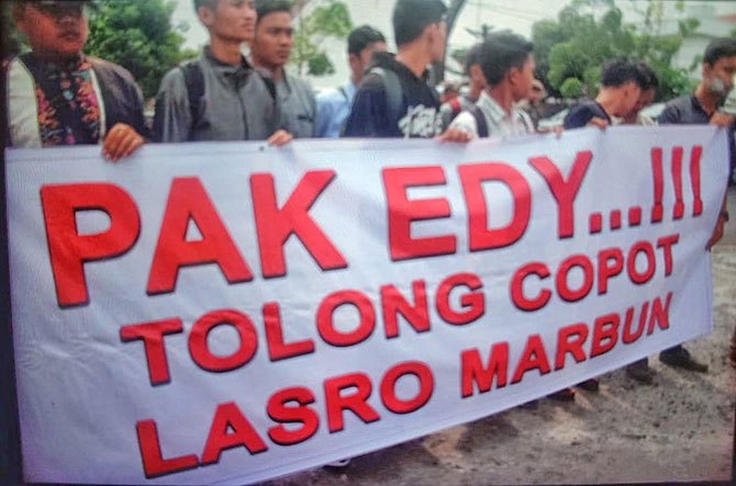 Aksi unjuk rasa dilakukan beberapa mahasiswa didepan Kantor Gubernur Sumatera Utara, Kamis (5/3/2020).