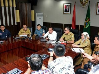 Alwi Mujahit (paling kanan) saat konferensi pers bersama Gubsu dan pihak terkait tentang Virus Corona
