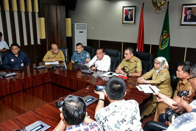 Alwi Mujahit (paling kanan) saat konferensi pers bersama Gubsu dan pihak terkait tentang Virus Corona