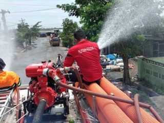 Pemko Medan melalui Tim Gugus Tugas Penanganan COVID- 19 Kota Medan melakukan penyemprotan cairan disinfektan rumah warga yang berada disekitar Tempat Pembuangan Akhir (TPA) Terjun, Jalan Marelan Raya Pasar V