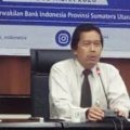 Kepala Perwakilan Bank Indonesia (BI) Sumatera Utara Wiwiek Sisto Widayat (tengah) didampingi Wakil Kepala Kantor BI Wilayah Sumut Ibrahim (kanan), Kepala Grup Sistem Pembayaran dan Pengelolaan Uang Rupiah BI Wilayah Sumut Andiwiana Septonarwanto (kiri) kepada wartawan di BI Medan.