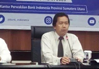 Kepala Perwakilan Bank Indonesia (BI) Sumatera Utara Wiwiek Sisto Widayat (tengah) didampingi Wakil Kepala Kantor BI Wilayah Sumut Ibrahim (kanan), Kepala Grup Sistem Pembayaran dan Pengelolaan Uang Rupiah BI Wilayah Sumut Andiwiana Septonarwanto (kiri) kepada wartawan di BI Medan.