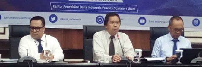 Kepala Perwakilan Bank Indonesia (BI) Sumatera Utara Wiwiek Sisto Widayat (tengah) didampingi Wakil Kepala Kantor BI Wilayah Sumut Ibrahim (kanan), Kepala Grup Sistem Pembayaran dan Pengelolaan Uang Rupiah BI Wilayah Sumut Andiwiana Septonarwanto (kiri) kepada wartawan di BI Medan.