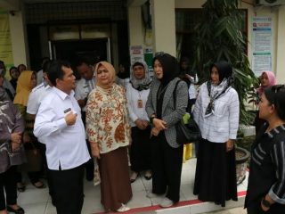Persiapan kunjungan Ibu Negara Iriana Joko Widodo di Puskesmas Padang Bulan terkait stunting.