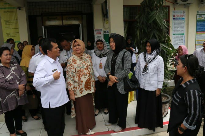 Persiapan kunjungan Ibu Negara Iriana Joko Widodo di Puskesmas Padang Bulan terkait stunting.