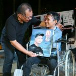 Plt Walikota Medan, Akhyar Nasution saat menerima lukisan wajahnya dari Prayoga di sela - sela HUT PFI Kota Medan di Merdeka Walk, Jumat malam (13/3/2020)