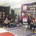 Wakil Rektor 3 UMSU Dr. Rudianto M.Si saat membuka pameran foto human interest mahasiswa IKO UMSU di TBSU Sabtu (14/3/2020).