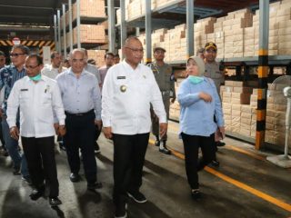 Plt Walikota Medan, Akhyar Nasution bersama Kapolrestabes MS, Johny Edisson Isir meninjau sejumlah gudang distributor bahan kebutuhan pokok, Rabu (18/3/2020).