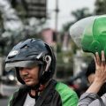 Cegah Corona, Pengguna Ojol Dianjurkan Bawa Helm Sendiri ( ft :CNN )