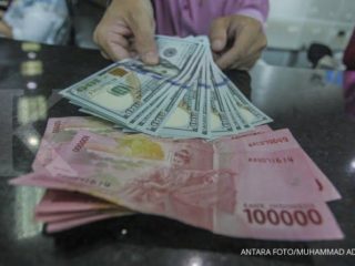 Gawat, Rupiah Menuju 16.000 per Dolar AS