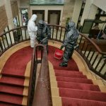 Tiga Orang dari Gegana Sat Brimob Poldasu menyemprotkan disinfektan di salah satu ruangan Kantor Walikota Medan, Kamis (19/3/2020)