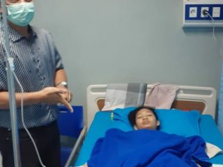 Prof Fidel Ganis Siregar saat membesuk Dhea Ananda yang dalam masa pemulihan usai operasi pengangkatan tumor di RS USU.