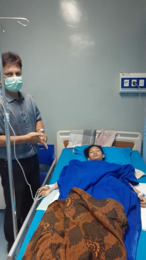 Prof Fidel Ganis Siregar saat membesuk Dhea Ananda yang dalam masa pemulihan usai operasi pengangkatan tumor di RS USU.