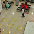 Suasana di BRI Kanwil Medan Gedung Uniland, tampak kotak-kotak kuning penanda social distancing. (kaldera/silvia marissa)