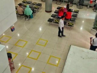 Suasana di BRI Kanwil Medan Gedung Uniland, tampak kotak-kotak kuning penanda social distancing. (kaldera/silvia marissa)