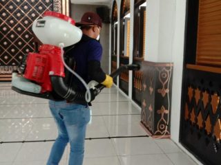 Penyemprotan Disinfektan di Mesjid Agung Kabupaten Asahan.