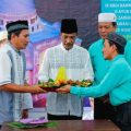 Pemotongan Tumpeng oleh Ketua Panitia Pembangunan Abdi Rahmatsyah (kiri), Ketua BKM Mesjid Nurul Islam Ikhwanul Fadlan (tengah), dan Kepala MDTA Nurul Islam Zein Edi Syahputra (kanan)