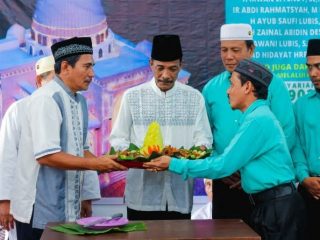 Pemotongan Tumpeng oleh Ketua Panitia Pembangunan Abdi Rahmatsyah (kiri), Ketua BKM Mesjid Nurul Islam Ikhwanul Fadlan (tengah), dan Kepala MDTA Nurul Islam Zein Edi Syahputra (kanan)