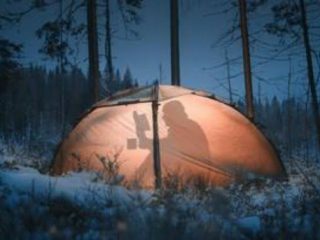 Teks foto: Suasana berkemah saat musim dingin di area hutan di Finlandia.