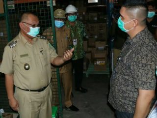Plt Wali Kota Medan, Akhyar Nasution bersama unsur Forkopimda meninjau 3 perusahaan penyedia bahan , Senin (23/3/2020).