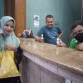 1.000 Botol Hand Sanitizer Dibagikan Rynboutique ke Warga