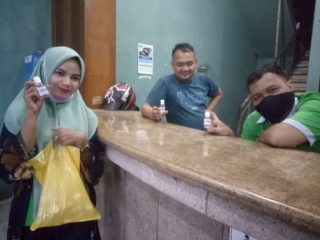1.000 Botol Hand Sanitizer Dibagikan Rynboutique ke Warga