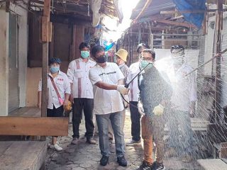 Kader Nasdem Toba Gelar Penyemprotan Disinfektan Di Pasar Balige. (ist)