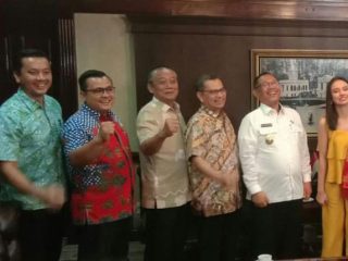 Pemenang Indonesian Idol 2020, Lyodra Ginting menyambangi Kantor Walikota Medan disambut Plt Walikota Medan, Akhyar Nasution dan pejabat Pemko Medan.