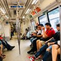 Di MRT menuju Orchad tampak warga Singapura tak ada yg menggunakan masker. (KALDERA/Armin Nasution)