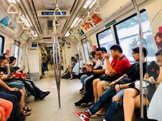 Di MRT menuju Orchad tampak warga Singapura tak ada yg menggunakan masker. (KALDERA/Armin Nasution)