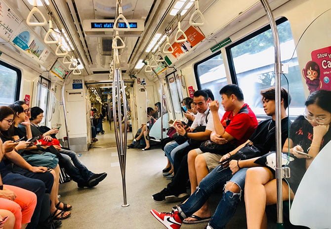 Di MRT menuju Orchad tampak warga Singapura tak ada yg menggunakan masker. (KALDERA/Armin Nasution)
