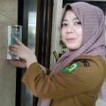 Salah satu staf di Pemko Medan sedang mencuci tangan menggunakan sabun untuk mencegah penyebaran virus corona. (Foto: KALDERA/Reza Sahab)