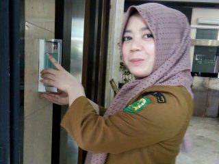 Salah satu staf di Pemko Medan sedang mencuci tangan menggunakan sabun untuk mencegah penyebaran virus corona. (Foto: KALDERA/Reza Sahab)