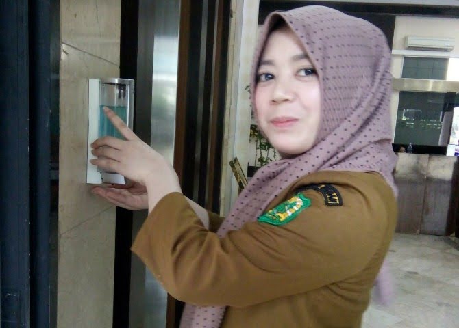 Salah satu staf di Pemko Medan sedang mencuci tangan menggunakan sabun untuk mencegah penyebaran virus corona. (Foto: KALDERA/Reza Sahab)